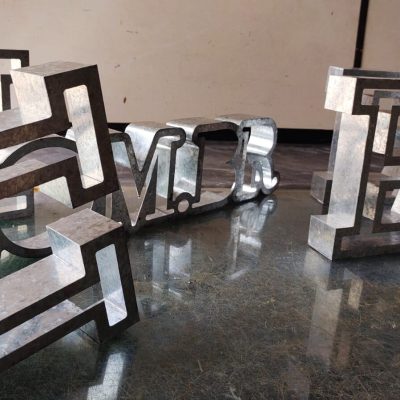 Letra caixa filetada semiaacabada